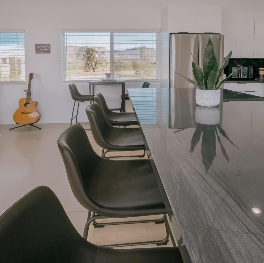 Coyote Tracks - A Modern Desert Experience Villa โจชัวทรี ภายนอก รูปภาพ