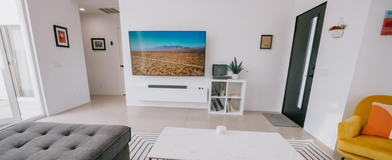 Coyote Tracks - A Modern Desert Experience Villa โจชัวทรี ภายนอก รูปภาพ