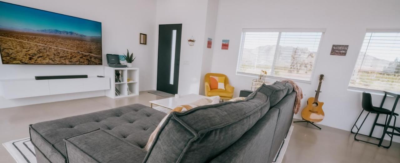 Coyote Tracks - A Modern Desert Experience Villa โจชัวทรี ภายนอก รูปภาพ