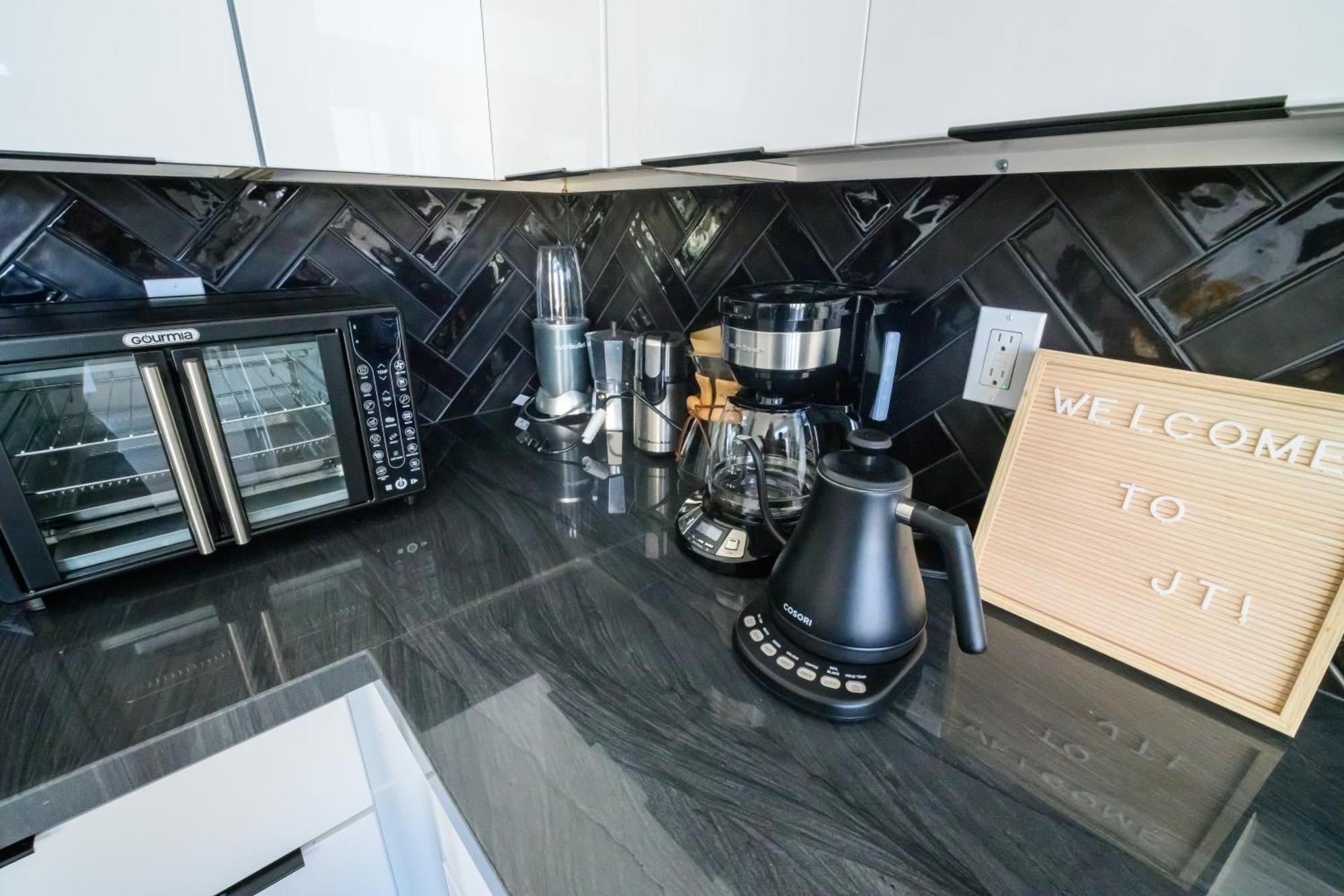 Coyote Tracks - A Modern Desert Experience Villa โจชัวทรี ภายนอก รูปภาพ