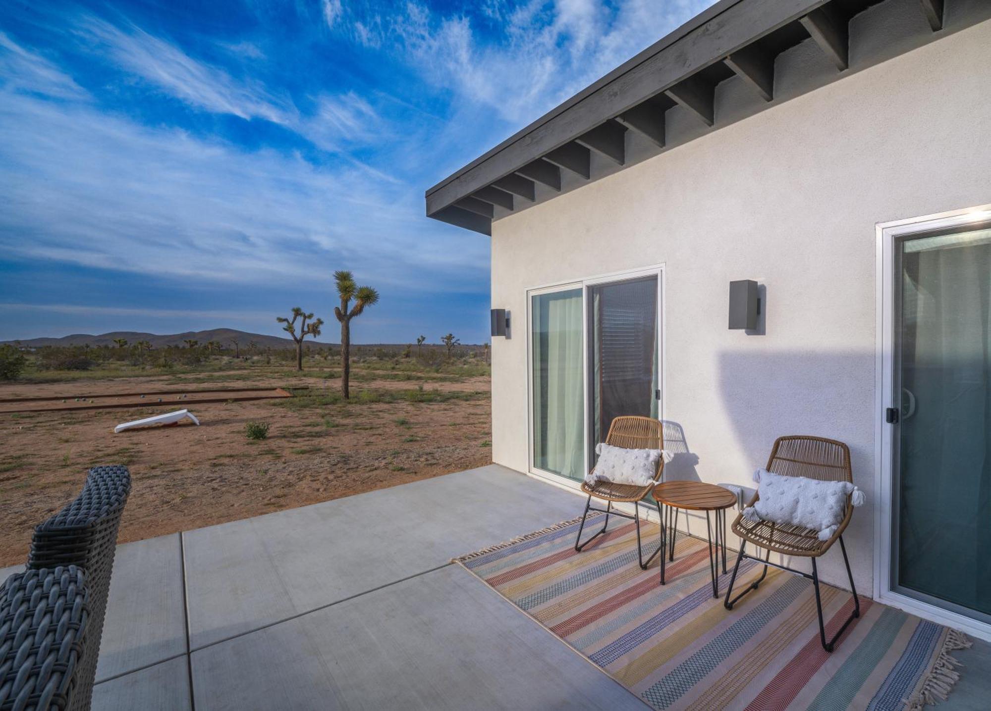 Coyote Tracks - A Modern Desert Experience Villa โจชัวทรี ภายนอก รูปภาพ